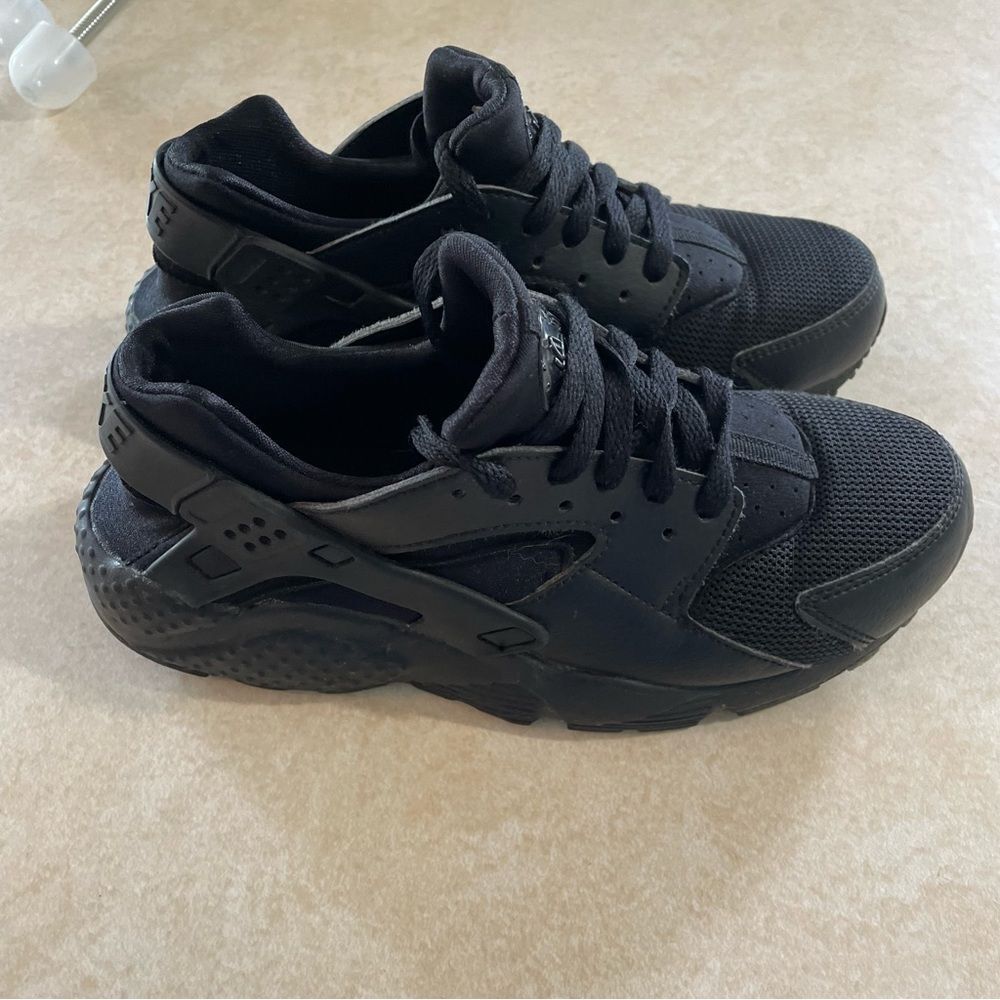 Huarache by Nike Shoes size 6Y 6 Youth all Black sneakers boys or girls